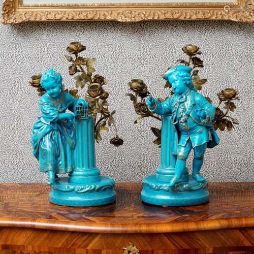 Paire de candélabres, fin XIXe s., en porcelaine émaillée bleu turquoise et or, à [...]