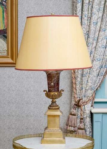 Paire de lampes de style Néoclassique, XXIe s., en forme de vase Medicis en marbre [...]