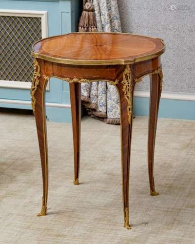 Table de salon de style Louis XV, fin XIXe s., en placage de bois de rose et bronze [...]