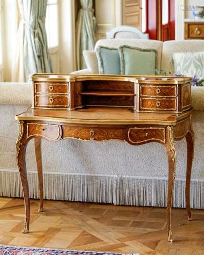 Bureau à gradins de style Louis XV, fin XIXe s., en placage de bois de rose -