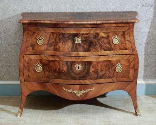 Commode attribuée à Johannes Äbersold, Berne XVIIIe s., en placage de loupe de [...]