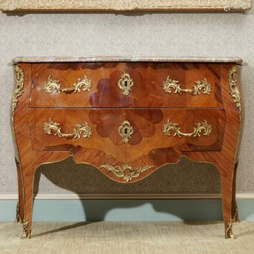 Commode d'époque Louis XV, en placage de bois de rose et palissandre, à frisage [...]