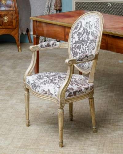 Fauteuil en cabriolet de style Louis XVI, XXIe s., en bois doré mouluré, dossier [...]