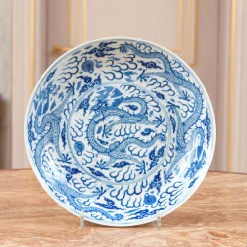 Assiette creuse en porcelaine, Chine, probablement époque Kangxi, décor de dragons [...]