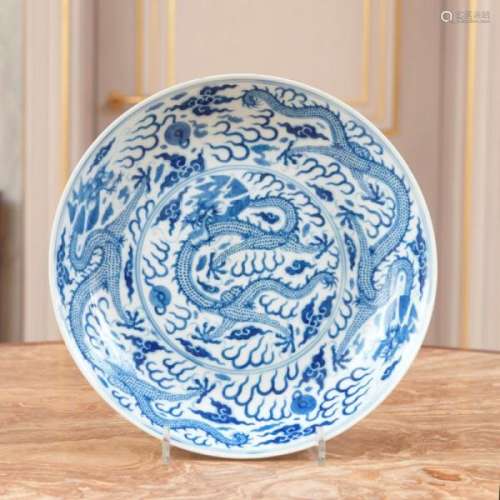 Assiette creuse en porcelaine, Chine, probablement époque Kangxi, décor de dragons [...]