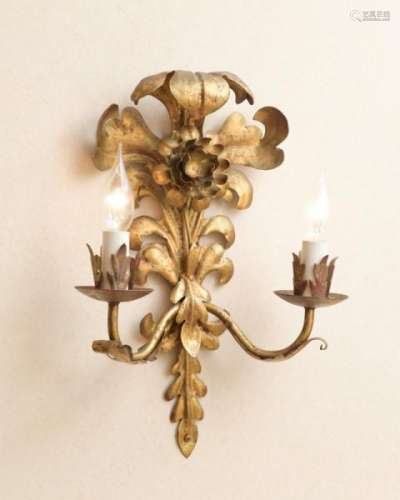 Suite de 4 appliques, XXe s., en tôle peinte dorée à décor de fleurs, deux bras [...]