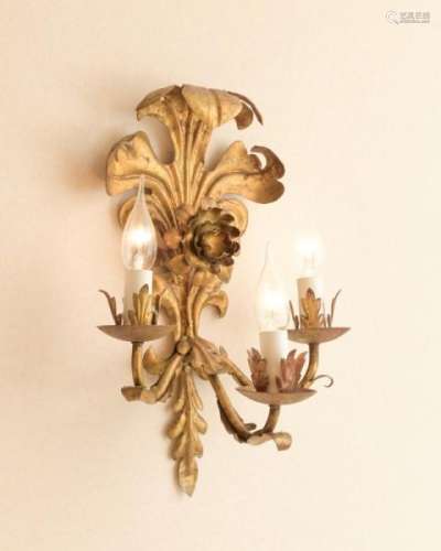 Suite de 7 appliques, XXe s., en tôle peinte dorée à décor de fleurs, trois bras [...]