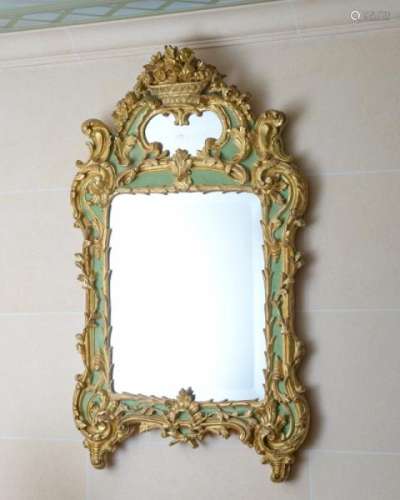 Miroir d'époque Transition, en bois peint vert et or, à décor sculpté de feuilles [...]