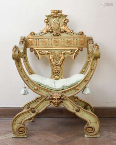 Fauteuil curule, Italie, fin XIXe s., en bois peint vert et or à décor de [...]
