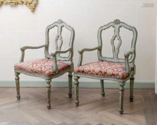 Paire de fauteuils, Italie du Nord, XVIIIe s., en bois peint vert rechampi or à la [...]