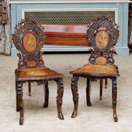 Paire de chaises, Brienz, fin XIXe s., en noyer sculpté, à décor marqueté et [...]