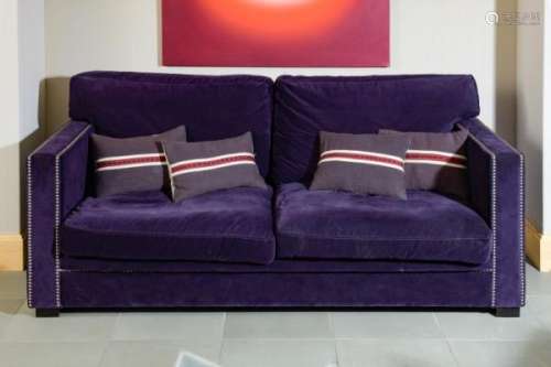 Canapé moderne, en velours aubergine, accotoirs cloutés, l. 192 cm -