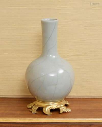Petit vase balustre, Chine, en porcelaine à glacure céladon, monture de style [...]