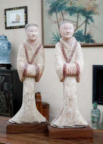 Paire de statues mingqi en terre cuite, Chine, dynastie Han, debout, les mains [...]