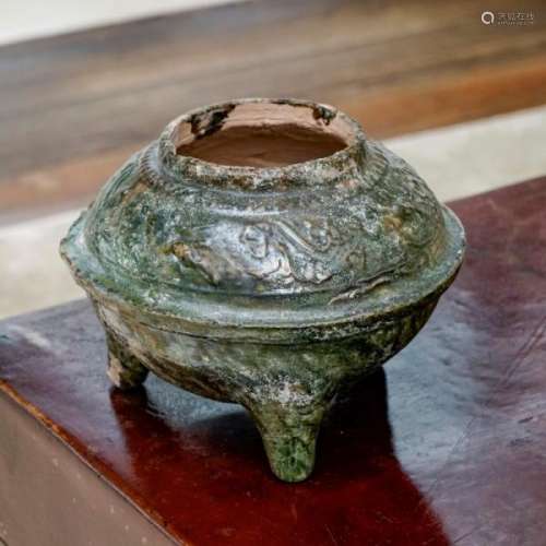 Brûle-parfum ding en céramique à glaçure verte, Chine, dynastie Han, h. 14,5 [...]