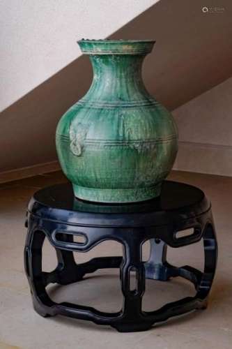 Vase en céramique à glaçure verte, Chine, dynastie Han, décor de deux taotie, [...]