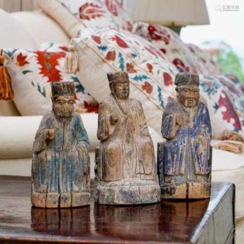 Ensemble de 3 divinités taoïstes en bois avec rehauts de polychromie, Chine, [...]