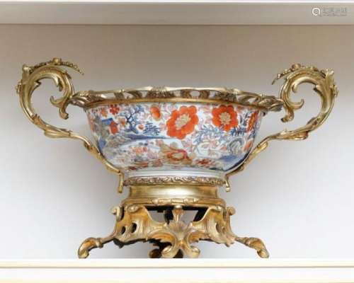 Coupe en porcelaine Imari, Japon, époque Meiji, monture fin XIXe s., en bronze [...]