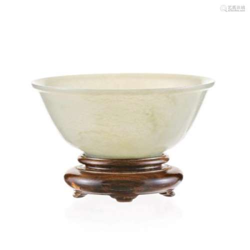 Coupe en jade céladon pâle, Chine, diam. 13,5 cm, h. 5,6 cm -  - A pale celadon [...]