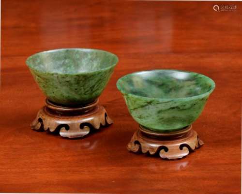 Coupe en jade épinard, Chine, diam. 11,5 cm. On joint une coupe en jade épinard, [...]