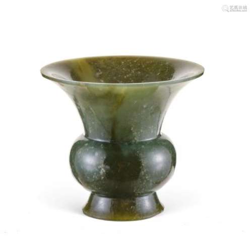 Vase de forme archaïque en jade, Chine, h. 10 cm  -  - A jade archaic-shaped vase, [...]