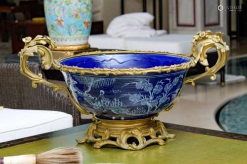 Importante coupe, fin XIXe s., en tôle émaillée bleue à décor peint blanc d'un [...]