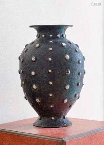 Paire de vases en bronze, Chine, probablement XIXe s., sertis de cabochons blancs, h. [...]