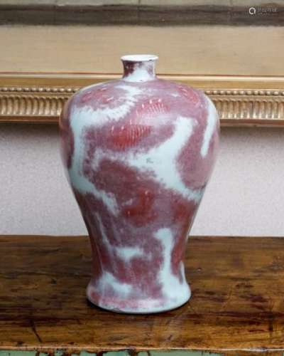 Vase meiping en porcelaine, Chine, fin de la dynastie Qing, décor de dragon dans les [...]