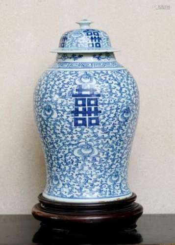 Paire de pots couverts en porcelaine, Chine, époque Guangxu, décor en bleu sous [...]