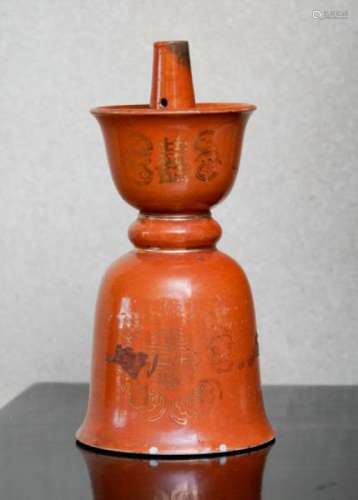 2 bougeoirs en porcelaine à glaçure orange, Chine, XIXe s., décor du shuangxi, [...]