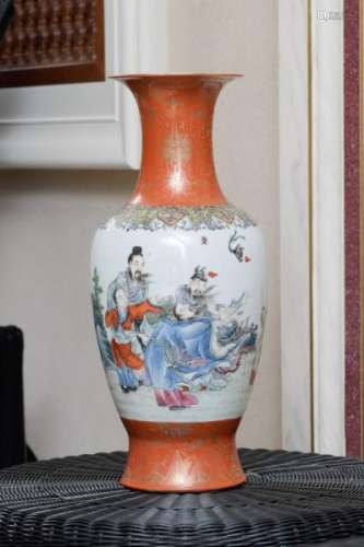 Vase en porcelaine, Chine, époque République, décor de personnages, frises de [...]