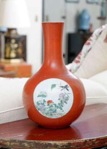 Vase en porcelaine, Chine, époque République, décor d'oiseaux et de fleurs dans [...]