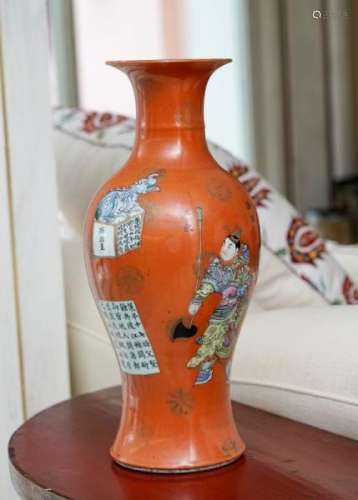 Vase en porcelaine à glaçure corail, Chine, époque République, décor de [...]