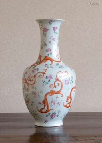 Vase en porcelaine, Chine, époque République, décor de dragons et fleurs, marque [...]