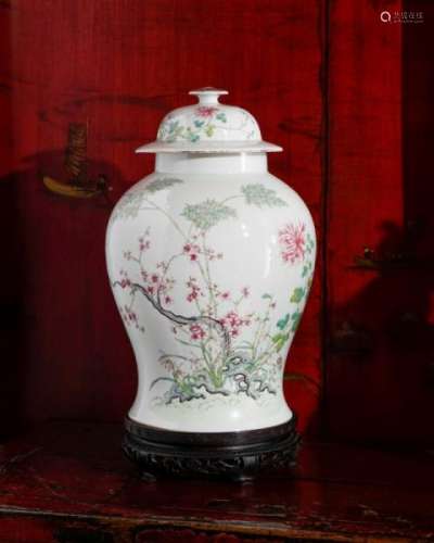 Paire de potiches couvertes en porcelaine, Chine, XXe s., décor de fleurs et arbres, [...]
