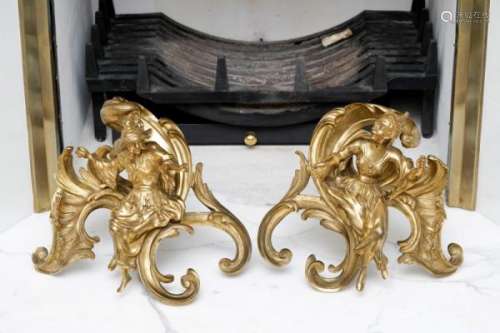 Paire de chenets de style Louis XV, XIXe s., en bronze ciselé et doré à décor de [...]