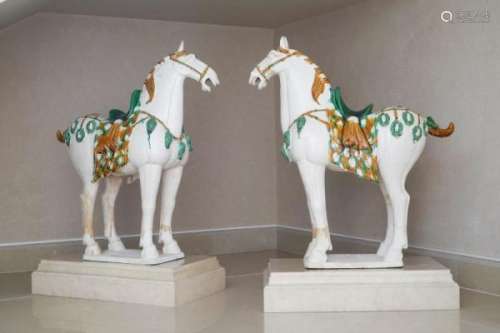 Paire de chevaux en céramique à glaçure partiellement sancai, Chine, XXe s., de [...]