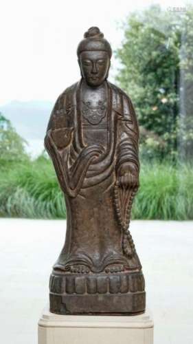 Guanyin, sculpture en pierre dure, Chine, debout sur un piédestal, la main droite [...]
