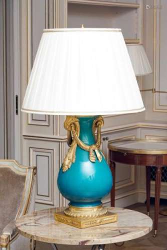 Paire de lampes de style Louis XVI, XXe s., de forme balustre, en porcelaine à [...]