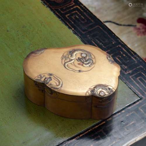Boîte en laque, Japon, époque Meiji, extérieur décoré de dragons, intérieur en [...]