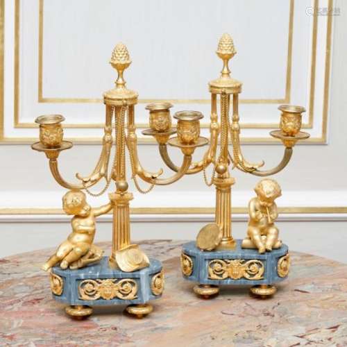 Paire de candélabres de style Louis XVI, fin XIXe s., en bronze ciselé et doré, [...]