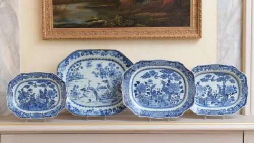 Ensemble de 4 plats en porcelaine, Chine, XVIIIe s., décor de fleurs et oiseaux, [...]