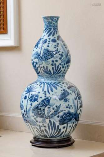 Paire d'importants vases double gourde en porcelaine, probablement Japon, époque [...]