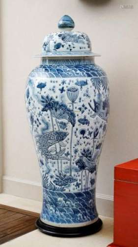 Paire de grandes potiches couvertes en porcelaine, probablement Japon, XXe s., décor [...]