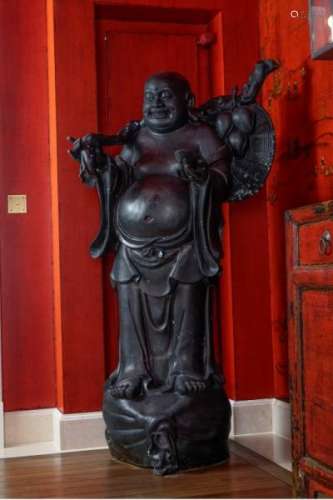 Grand Hotei en bronze, Japon, XXe s., debout sur un piédestal, portant un lingot [...]