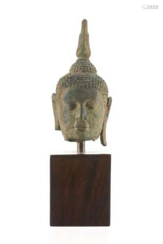 Tête de Bouddha en bronze, de style Ayutthaya, Thaïlande, solidaire à un socle en [...]