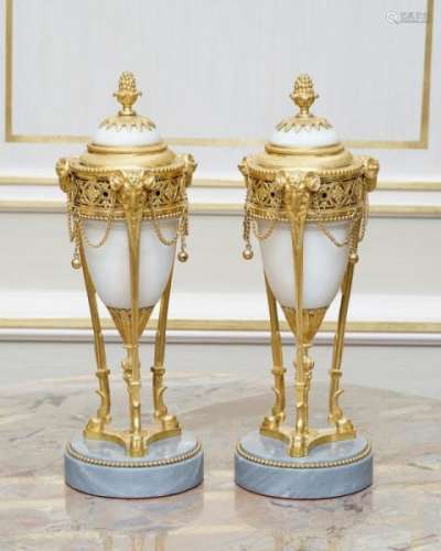 Paire de vases couverts formant bougeoirs, de style Louis XVI, fin XIXe s. en bronze [...]