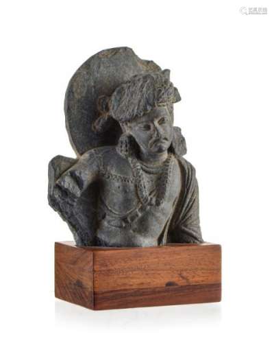 Bodhisattva en schiste, Inde, époque Gandhara, h. 12,5 cm  -  - A schist figure of a [...]
