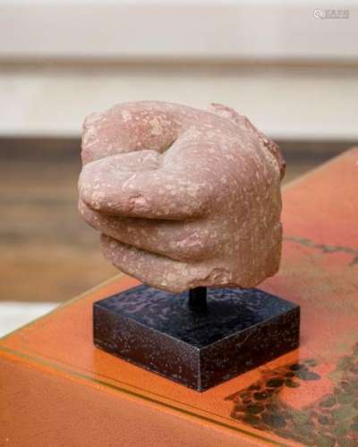 Poing fermé en grès, Inde, époque Gupta, h. 8 cm  -  - A sandstone fist, India, [...]