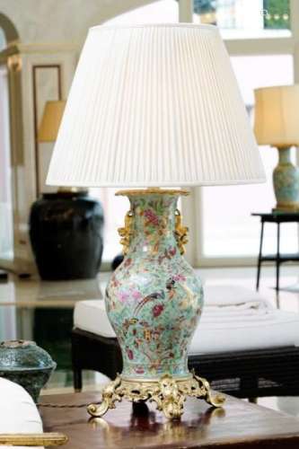 Paire de vases balustre, Chine XIXe s., en porcelaine émaillée à décor de fleurs [...]